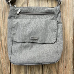 Borsa a tracolla Baggallini grigio scuro leopardata town bagg nylon patta frontale doppia zip - Foto 1 di 10