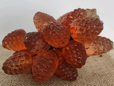 Fresas de vidrio vintage en la vid Foto 1 de 3