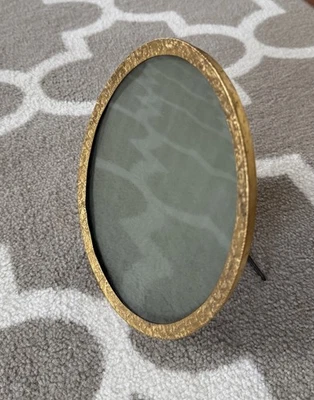 Precioso marco de fotos antiguo grande de latón ovalado con soporte de vidrio y mesa Foto 1 de 4
