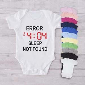 ERRORE 404 SONNO NON TROVATO Body Neonato Gilet Crescita Geek Divertente Regalo Mamma Papà - Foto 1 di 22
