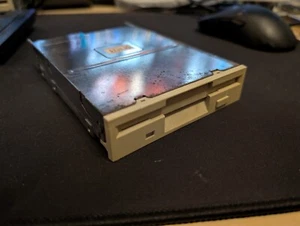 [RETRO] Internes 3.5" HD Diskettenlaufwerk für PCs (~ Grau, diverse Hersteller) - Afbeelding 1 van 1