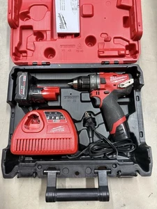 Trapano avvitatore Milwaukee 2503-20 M12 Fuel 1/2" - Kit rosso con 2 batterie - Foto 1 di 17