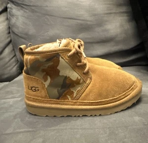 Authentische Jungen UGG Stiefel Chukka Neumel II braun Tarnmuster Größe 2 Jugend 2 Jahre - Bild 1 von 8
