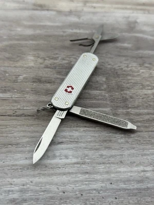 Victorinox 瑞士军刀经典 SD Alox 银色金属 58 毫米 — 第 1/4 张图片