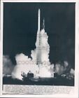 1964 Photo de presse États-Unis Delta Rocket Lancement at Night Cap Canaveral