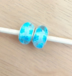 2 x LIGHT BLUE AND WHITE MILLEFIORI FLOWERS PATTERN GLASS EUROPEAN CHARM BEADS - Picture 1 of 2