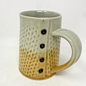 Taza Charan Sachar Texturizada Dorado y Gris Suéter con Botones Cerámica Estudio de Arte - Imagen 1 de 12