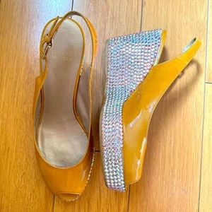 Sandalias de cuña Stuart Weitzman amarillo mostaza con tacones Jewel Bling 9 - Imagen 1 de 11