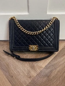 Chanel old medium navy leather boy bag with antique gold hardware - Picture 1 of 24