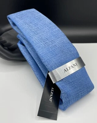 Corbata de poliéster ALFANI para hombre ~ azul claro ~ Kelsey sólida ~ NUEVA PRECIO DE VENTA SUGERIDO POR EL FABRICANTE: $55. Foto 1 de 3