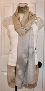 Eileen Fisher Bufanda Artesanal Flotante Lana Shibori Diamantes, Perla Oscura, Nueva con Etiquetas - Imagen 1 de 4