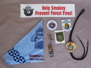 Lote de Parches Smokey the Bear Memorbilia, Pegatina Parachoques, Insignia, Corbata Bolo, Bandana - Imagen 1 de 23