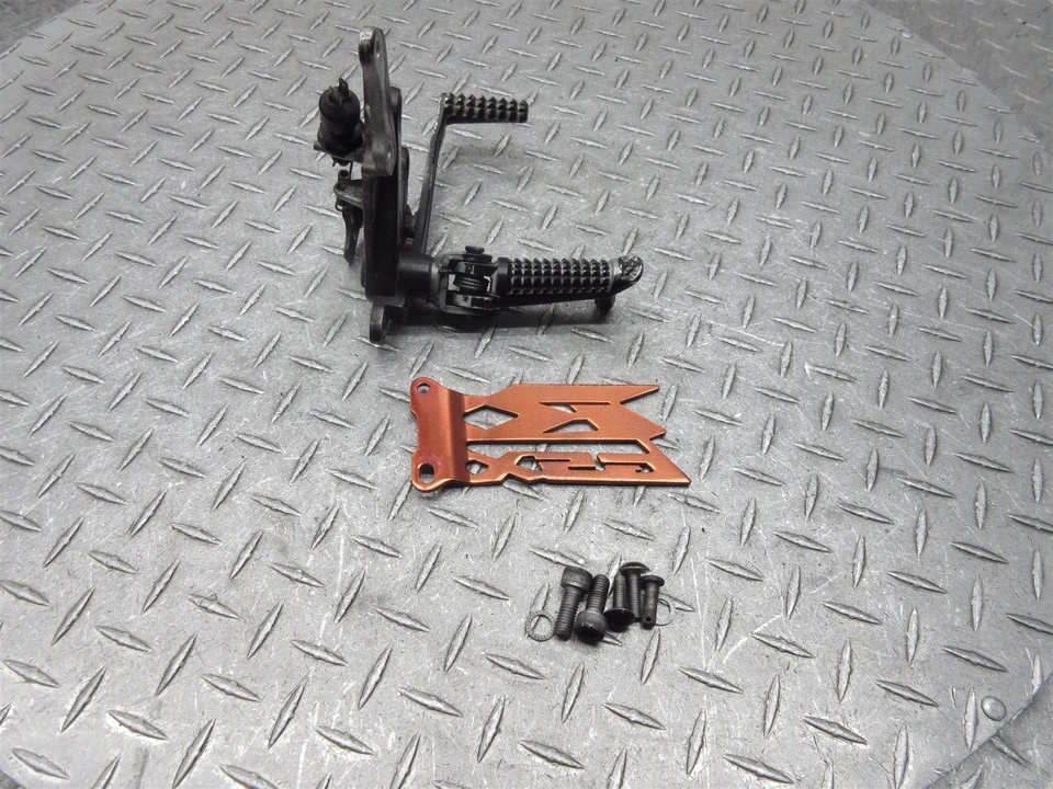 2001 01-02 Suzuki GSXR 1000 GSXR1000 Juego trasero derecho Pedal de freno Soporte de clavija Foto 1 de 4