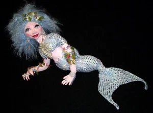 Bambola artistica in tessuto modello CD "Crystal Mermid" di Caroline Erbslsnd - Foto 1 di 3