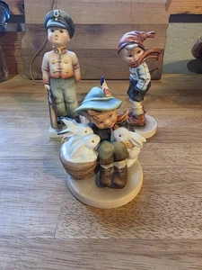 Vintage Hummel Figuren Lot TMK-6 Solider Boy #332, March Winds # 43 & Junge mit Hasen - Bild 1 von 23
