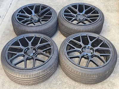 NOTA* Juego de ruedas y neumáticos negros escalonados de nicho de 20" 5x114,3 para Genesis G80 Foto 1 de 4