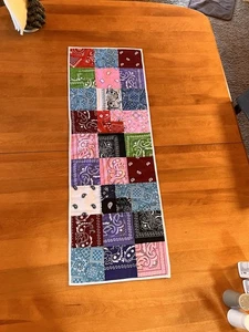 Handgefertigtes Bandana Scrappy gesteppt Tischläufer Schal 12,5”x36,5” - Bild 1 von 5