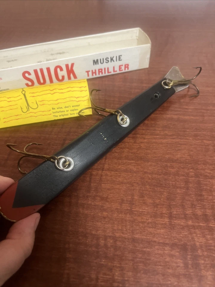 Suick Thriller 9“ 麝香鱼饵木诱饵 NOS！手工 — 第 1/4 张图片