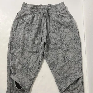 Gymshark Gr. XS Open Knee Drawstring Chalk Bottoms Jogginghose Sweatpants grau - Bild 1 von 13