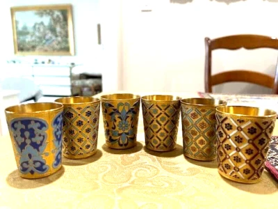 6 tazas de vodka rusas vintage de latón y esmalte, florales/geomas. DISEÑO, ORO INTERIOR, EN MUY BUEN ESTADO Foto 1 de 4