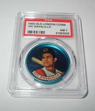 1965 Old London Baseball Coin Pin Vic Davalillo Cleveland Indian PSA 7 NEAR MINT