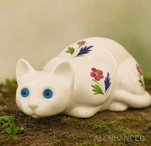 Gato agachado de porcelana blanca de ELPA Alcobaca - ojos azules, florales, pintado a mano - Imagen 1 de 16