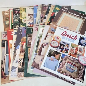 Vintage Leisure Arts Kreuzstich Broschüren Muster Bücher und Buch Posten von 20+ - Bild 1 von 14