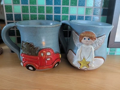 2 TAZAS MUDWORKS POTTERY EE. UU. CAMIÓN ROJO ÁRBOL DE NAVIDAD Angel Star Foto 1 de 4
