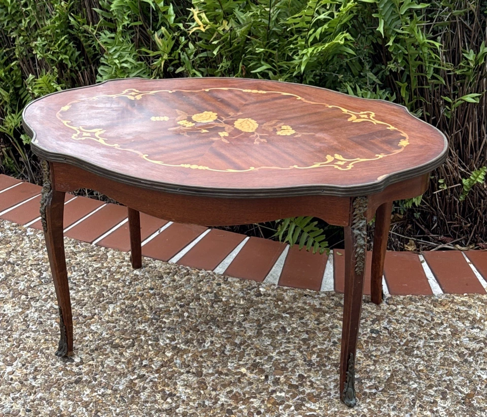 Антикварный журнальный столик в стиле Людовика XV из инкрустированного дерева Ormolu Marquetry сделано в Испании - Изображение 1 из 4