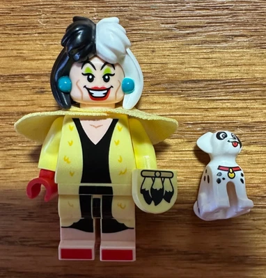Lego Disney 100 CRUELLA DE VIL minifigura com cachorro - Imagem 1 de 2