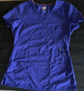 Dickies Women’s V-Neck Scrub Shirt Size Small Purple Pre-Owned - Picture 1 of 4