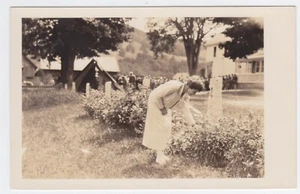 RPPC PRÄSIDENT COOLEDGE FRAU GRACE PFLEGT IHRE BLUMEN UM 1930 - Bild 1 von 2