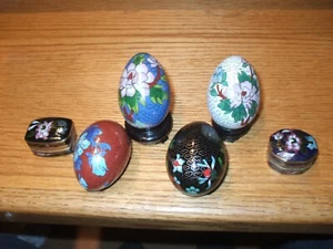 4 verzierte Cloisonne Eier mit 2 Ständern + 2 Cloisenne Pillendosen, kostenloser Versand - Bild 1 von 1