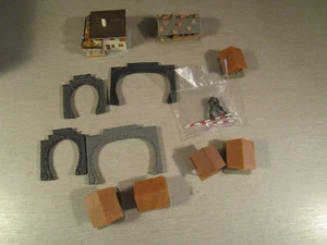 12x Noch u.a. Tunnelportal Hütte Haus Häuschen Bahnschranke Spur N - Bild 1 von 5