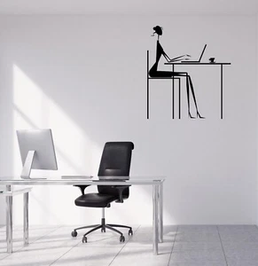 Calcomanía de vinilo de pared pegatina moda niña con computadora portátil en cafetería o trabajo (n1810) - Imagen 1 de 3