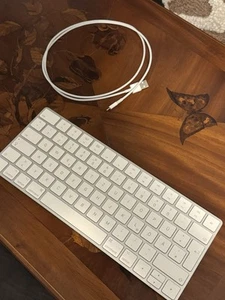 Apple Magic Keyboard A1644 Tastatur Wireless Weiß Bluetooth QWERTZ - Bild 1 von 4