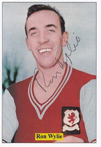 AUTOGRAPHED JF SPORTING TRADE CARD : RON WYLIE - ASTON VILLA (081)