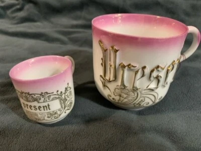 Antigua taza infantil "Un regalo" rosa y dorado Leuchtenburg Alemania usada en excelente estado más adulto Foto 1 de 4