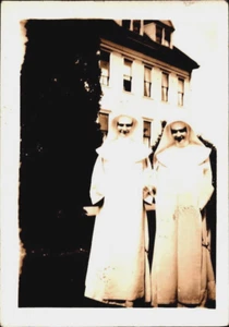 Vintage Schnappschuss Foto zwei Nonnen im Training White Habits Abbey - Bild 1 von 1