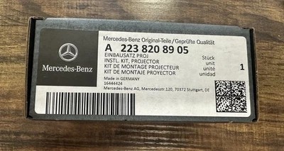 A2238208905 Kit de piezas OEM, en moldura de puerta Mercedes-Benz. Foto 1 de 4