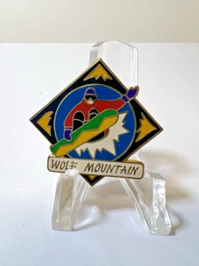Vintage Wolf Mountain Skigebiet Pin 1 1/4" x 1 1/4" Pinback - Bild 1 von 2