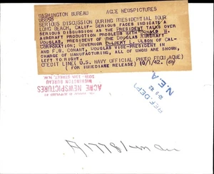 1942 Pressefoto Präsident Roosevelt spricht Flugzeugproduktion mit D. Douglas - Bild 1 von 3