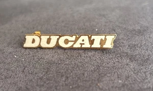 Ducati Pin Schriftzug Anstecknadel Motorcycle Abzeichen Motorrad 35x6mm - Bild 1 von 2
