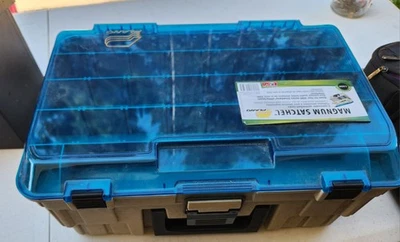 Cartera Magnum de pesca Plano Synergy, caja de aparejos de dos niveles, azul/blanco # 1350 Foto 1 de 4