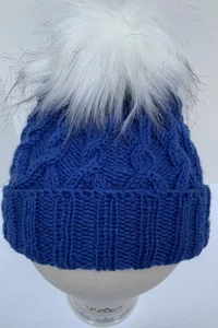 Damen Beanie Wintermütze handgestrickt süß Kaninchenfell Bommel von Master Knitter Wolle - Bild 1 von 5