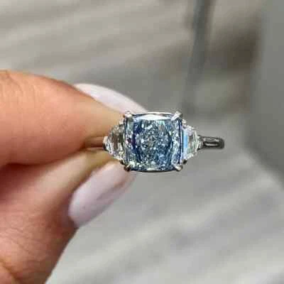 Anillo de diamantes cultivados en laboratorio IGI de oro blanco de 14 quilates de 2,20 quilates elegante corte cojín azul vivo Foto 1 de 4