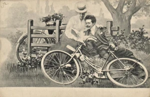 Una pareja vintage con una bicicleta - Foto postal antigua años 1900 (2) - Imagen 1 de 2