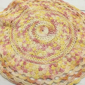 #Y81 handgehäkeltes Deckchen gelb rosa Farbverlauf 11" Deckchen Herzstück - Bild 1 von 8