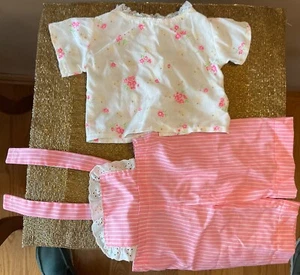 HANDGEMACHTES OUTFIT FÜR 16”-18” CPK PUPPEN BLUMEN TOP/SHIRT ROSA GESTREIFT LATZHOSE - Bild 1 von 7