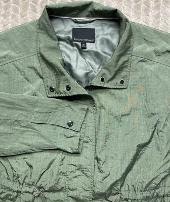 Chaqueta parka utilitaria cortavientos Banana Republic Petite talla M verde con cremallera con cinturón Foto 1 de 4